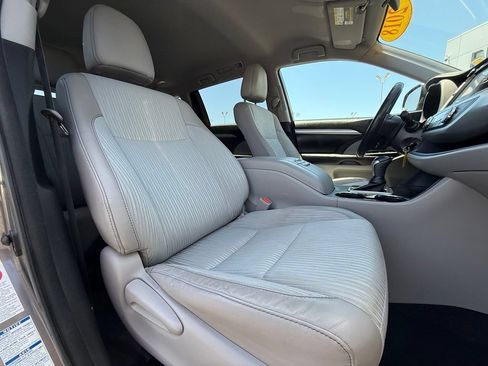 Used 2018 Toyota Highlander Plus w/ Preferred Accessory Package AWD/4WD image 17