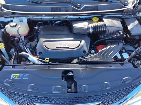 Used 2017 Chrysler Pacifica Limited image 12