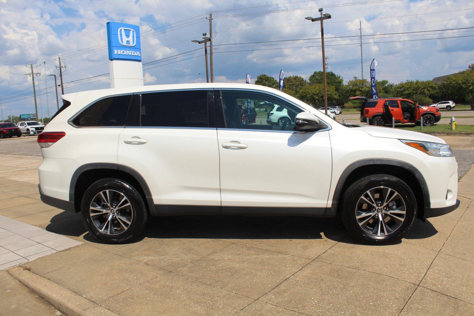 Used 2019 Toyota Highlander LE FWD image 4