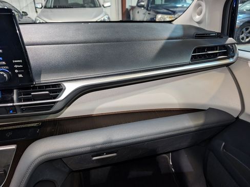 Used 2021 Toyota Sienna XLE w/ XLE Plus Package FWD image 38