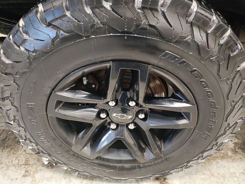 Used 2019 Chevrolet Silverado 1500 LT Trail Boss w/ Convenience Package image 3