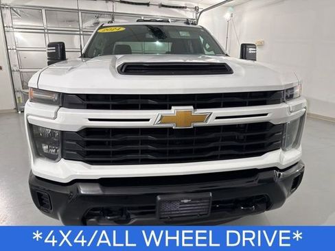 Used 2024 Chevrolet Silverado 2500 Custom w/ Custom Value Package image 3