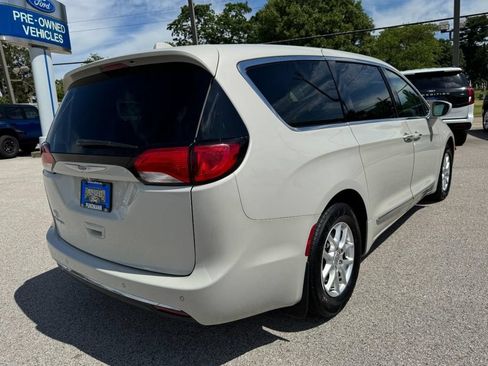 Used 2020 Chrysler Pacifica Touring w/ Cold Weather Group FWD image 3