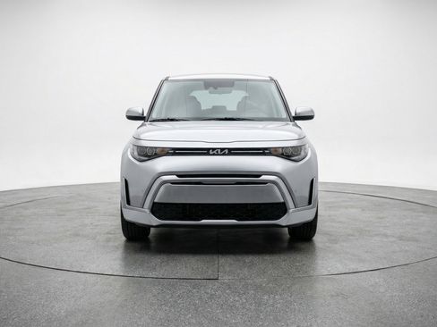 Used 2025 Kia Soul LX w/ LX Technology Package FWD image 2