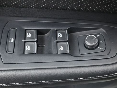 Used 2025 Volkswagen Atlas Cross Sport SE image 7