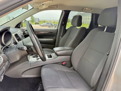 Used 2012 Jeep Grand Cherokee Laredo w/ Laredo E Group AWD/4WD image 11