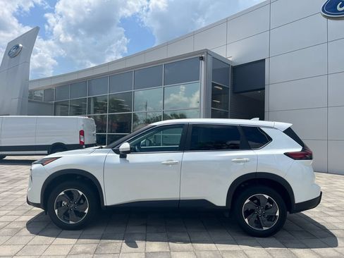 Used 2024 Nissan Rogue SV AWD/4WD image 3