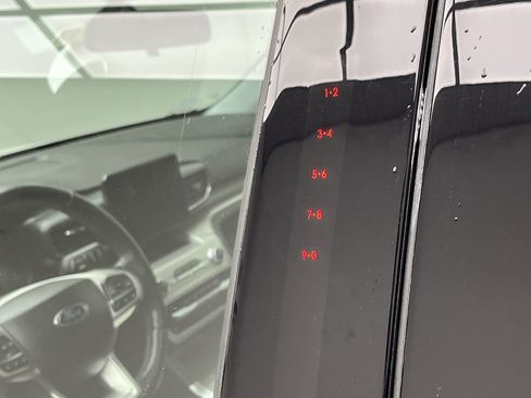 Used 2022 Ford Explorer XLT w/ Equipment Group 202A image 8