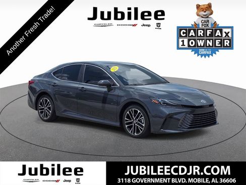 Used 2025 Toyota Camry XLE FWD image 1