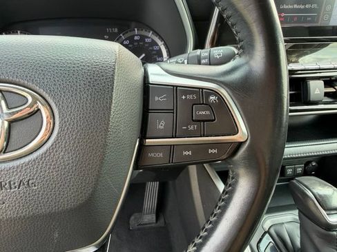 Used 2020 Toyota Highlander XLE AWD/4WD image 16
