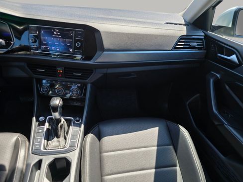 Used 2024 Volkswagen Jetta SE FWD image 4