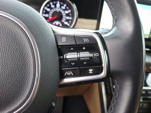 Used 2022 Kia Carnival EX image 22