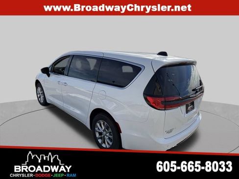 New 2026 Chrysler Pacifica Select AWD/4WD image 8