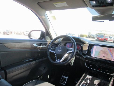 Used 2024 Volkswagen Atlas SEL Premium R-Line image 25