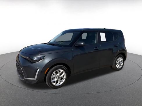 Used 2025 Kia Soul LX w/ LX Technology Package FWD image 8