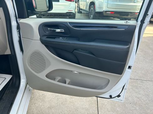 Used 2017 Dodge Grand Caravan SXT image 15