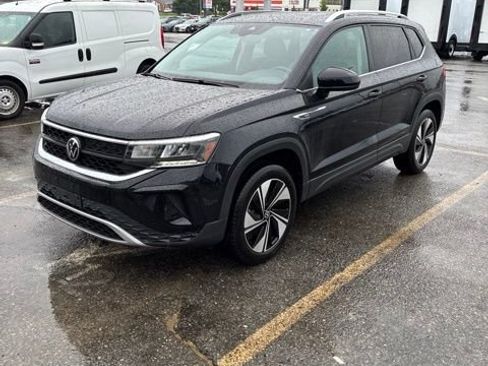 Used 2023 Volkswagen Taos SE w/ Panoramic Sunroof Package AWD/4WD image 4