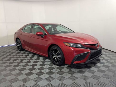Used 2023 Toyota Camry SE image 3