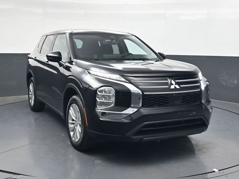 Used 2025 Mitsubishi Outlander ES AWD/4WD image 2