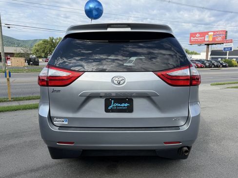 Used 2017 Toyota Sienna XLE FWD image 6