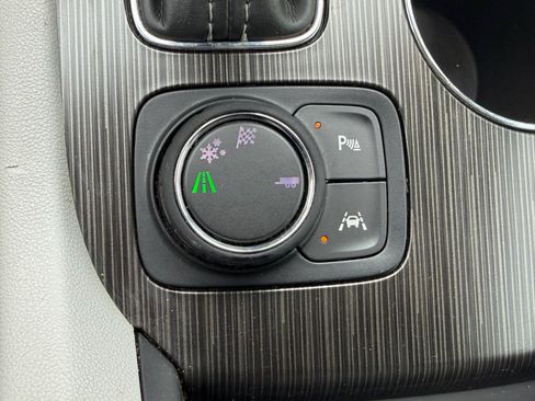 Used 2017 GMC Acadia SLT FWD image 16