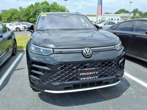 Used 2026 Volkswagen Tiguan SEL R-Line AWD/4WD image 9