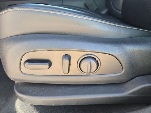 Used 2023 GMC Acadia SLT image 16