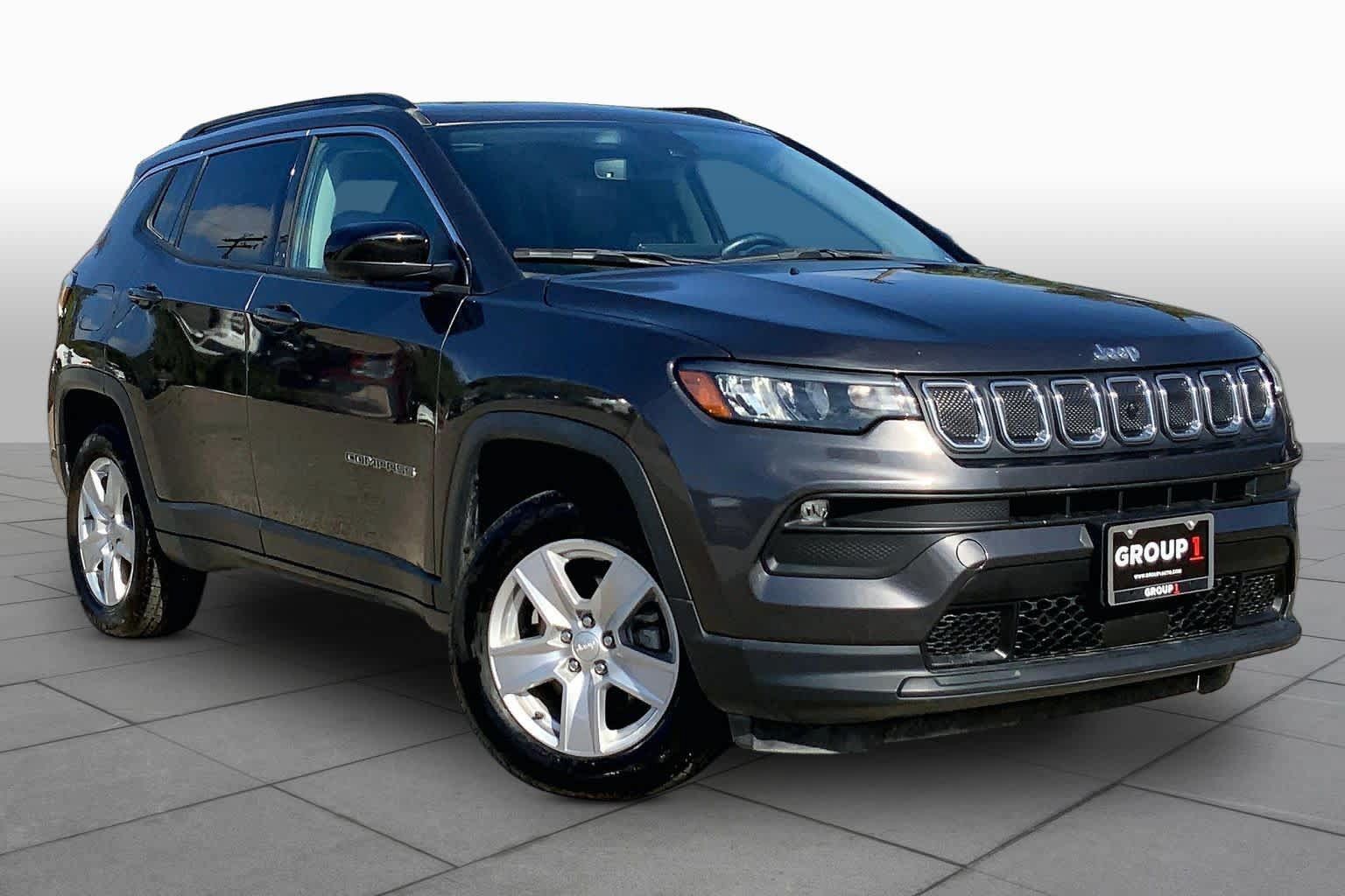 Used 2022 Jeep Compass Latitude w/ Sun and Sound Group AWD/4WD image 3