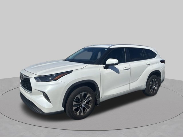 Used 2024 Toyota Highlander XLE FWD image 3