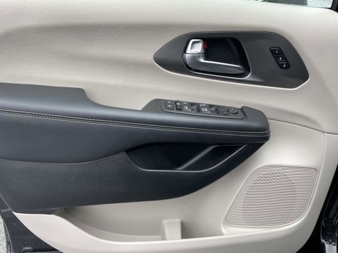 Used 2023 Chrysler Pacifica Touring-L image 17