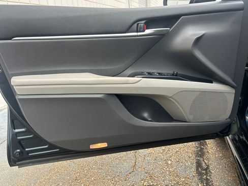 Used 2018 Toyota Camry SE image 6