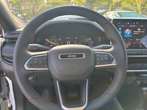 Used 2025 Jeep Compass Trailhawk AWD/4WD image 21