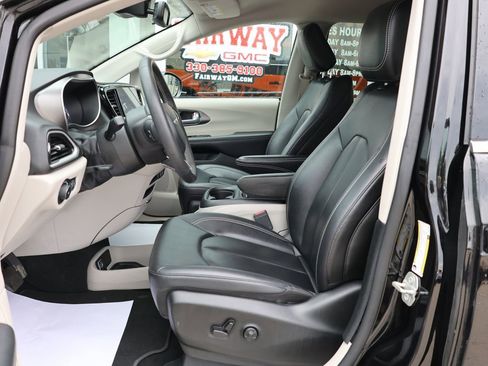 Used 2024 Chrysler Pacifica Touring-L FWD image 13