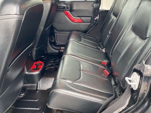 Used 2018 Jeep Wrangler Unlimited Rubicon w/ Connectivity Group image 19