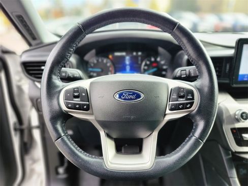 Used 2022 Ford Explorer XLT image 28