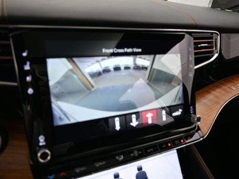 Used 2024 Jeep Grand Wagoneer Series III image 17