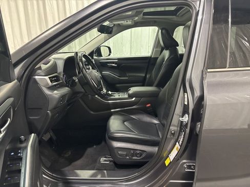Used 2021 Toyota Highlander XLE image 9