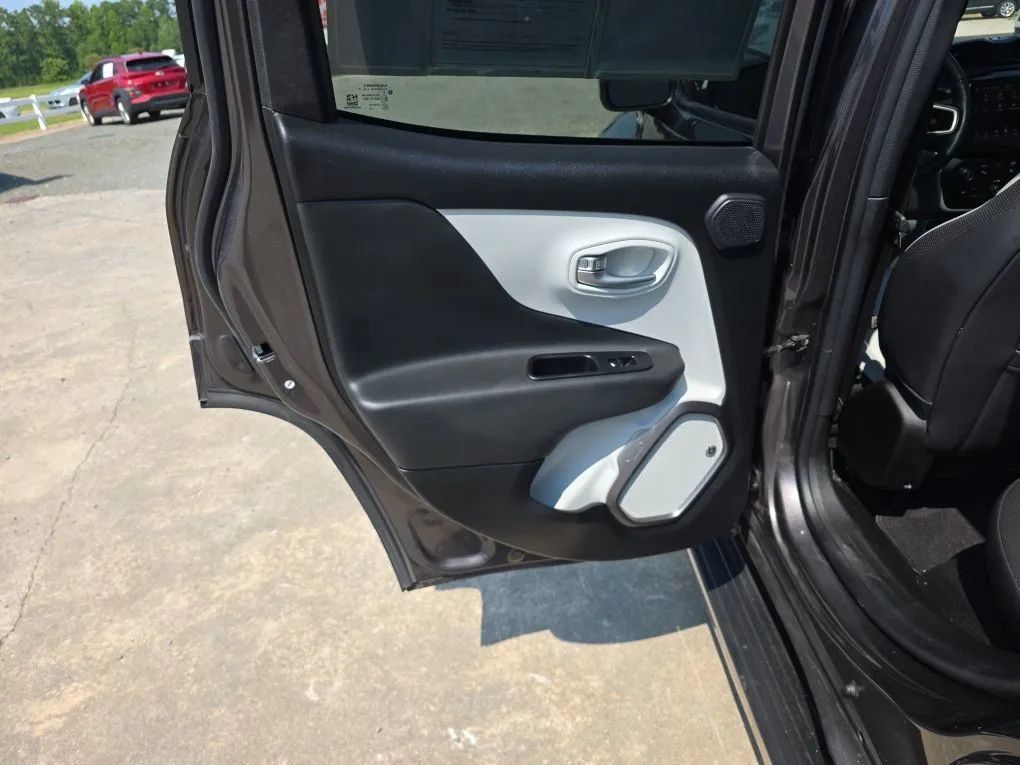 Used 2018 Jeep Renegade Limited w/ UConnect 8.4 Nav Group FWD image 45