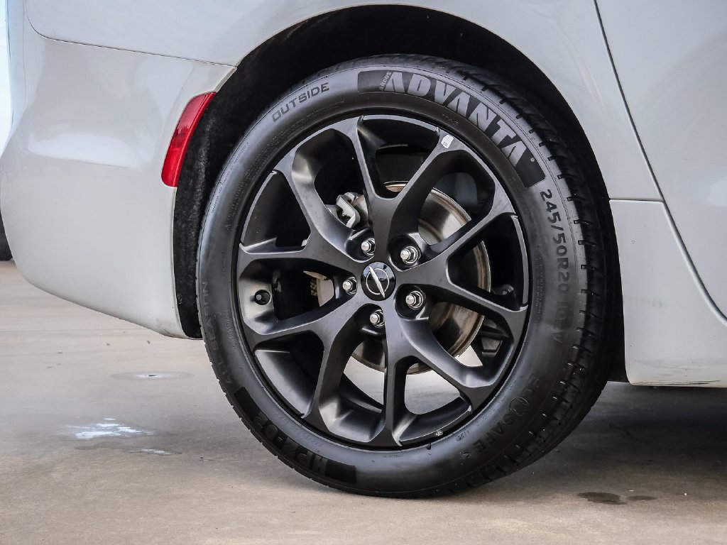 Used 2025 Chrysler Pacifica Limited FWD image 9