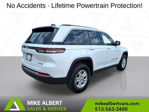 Used 2023 Jeep Grand Cherokee Laredo AWD/4WD image 7
