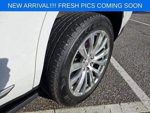 Used 2022 GMC Yukon Denali w/ Denali Premium Package image 7