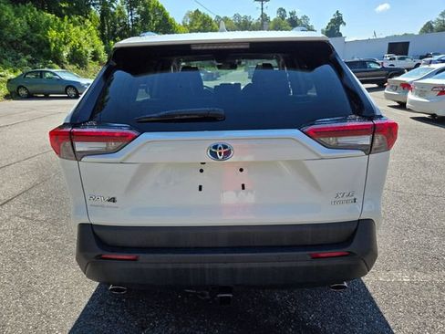 Used 2022 Toyota RAV4 XLE Premium AWD/4WD image 7