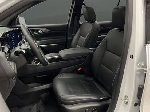 Used 2025 Chevrolet Traverse LT w/ Sun and Wheel Package image 9