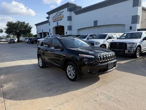 Used 2014 Jeep Cherokee Latitude FWD image 2