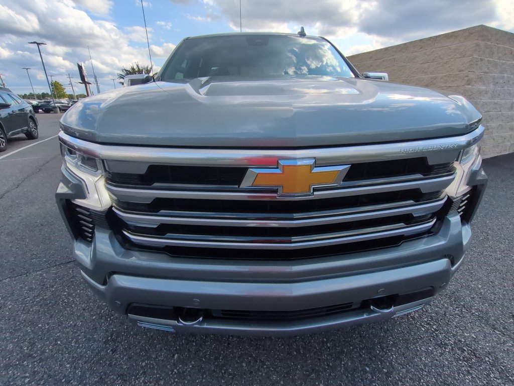 Used 2024 Chevrolet Silverado 1500 High Country w/ Technology Package AWD/4WD image 2