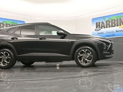 Used 2025 Chevrolet Trax LT w/ LT Convenience Package image 22