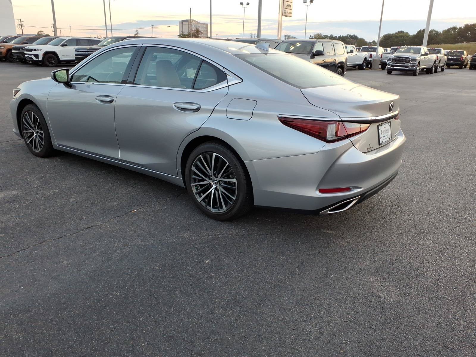 Used 2024 Lexus ES 350 w/ Premium Package FWD image 4