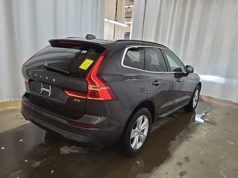 Used 2022 Volvo XC60 B5 Momentum image 2