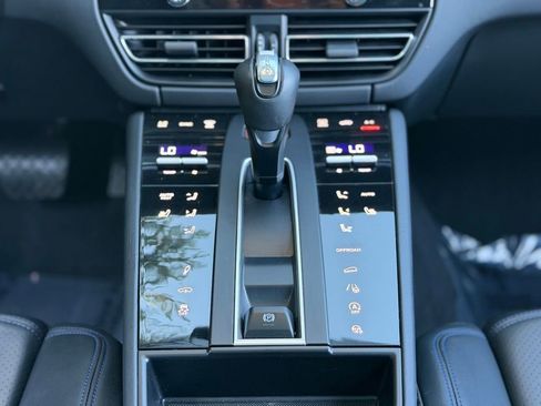 Used 2023 Porsche Macan Turbo image 49