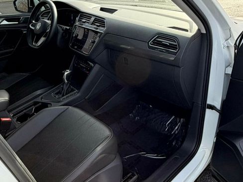 Used 2022 Volkswagen Tiguan SE w/ Panoramic Sunroof Package image 13